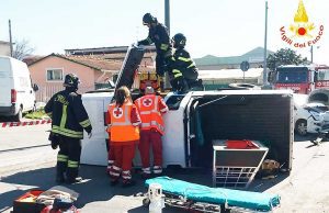 Incidente a Lagoscuro, pick-up si ribalta su un lato