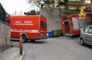 A fuoco mezzo nettezza urbana Amaie, operaio ustionato