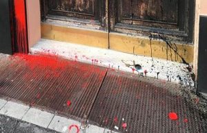 Imbrattata con vernice rossa sede Lega a Genova