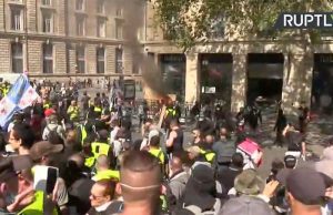 Gilet gialli, tensione e scontri a Parigi: 126 fermi | Live