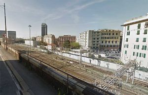 Brignole, fiammata da quadro elettrico: operaio 46enne in codice rosso al Villa Scassi