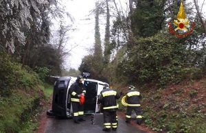 Intervento a Follo dei VVF per furgone ribaltato | Foto