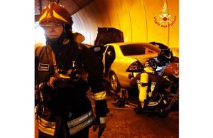 Auto a fuoco sulla Provinciale 566, fiamme spente dai VVF