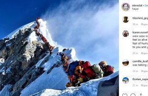 Sovraffollamento Everest, foto con scalatori in fila diventa virale