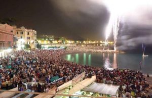 Sabato spettacolare con gozzi, fuochi e musica a Vernazzola