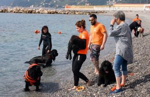 Il battesimo dei cuccioli dell’associazione Dei dell’acqua a Spotorno