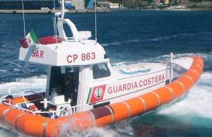 Svizzeri escono in canoa e vengono sorpresi dal forte vento: salvati a Vado Bergeggi, due bagnanti soccorsi dalla Capitaneria di porto