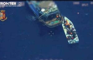 Traffico di migranti, il trasbordo dalla nave madre al barchino