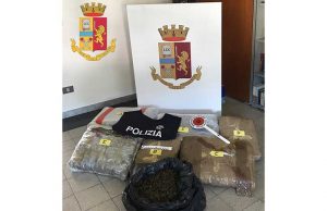 Pusher albanese forza posto di blocco, agenti esplodono colpi in aria