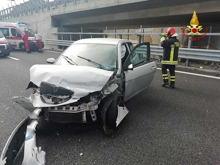 Incidente A10, sbattono in auto e rimangono bloccati Liguria Notizie