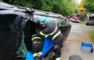 Auto si ribalta sulla strada di San Benedetto nello spezzino