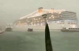 Rischiata la tragedia a Venezia, nave sbanda e sfiora la banchina