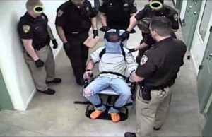 Web: foto uomo legato e bendato da polizia Usa, ma lì nessuno s’indigna | Video