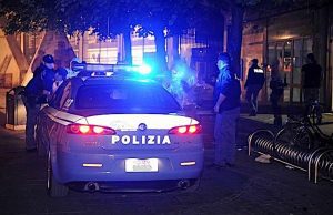 Vende alcolici a minori, sospesa licenza a un bar polizia generica notte