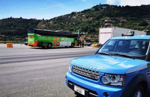 Non si ferma all’alt della polizia: arrestato passeur con cinque migranti stipati in auto al confine con la Francia