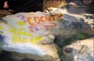 Ragazzini russi imbrattano scogliera tutelata a Bordighera