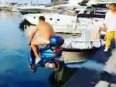Balotelli a Napoli, duemila euro a uomo che si tuffa in scooter in mare