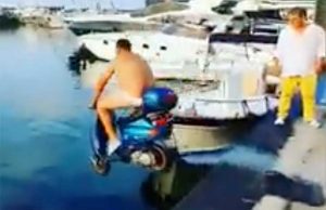 Balotelli a Napoli, duemila euro a uomo che si tuffa in scooter in mare