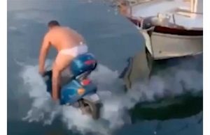 Balotelli e scooter in mare, multa e decurtazione punti sulla patente