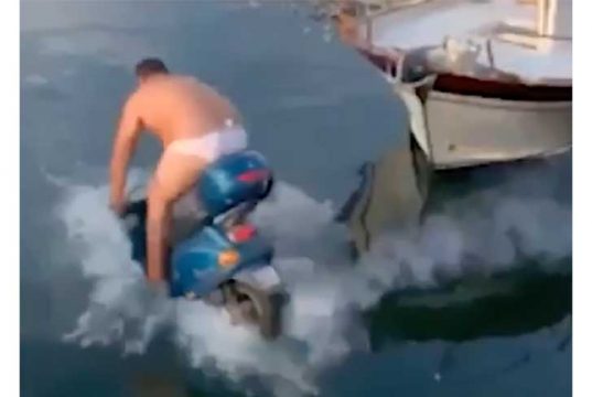 Balotelli e scooter in mare, multa e decurtazione punti sulla patente