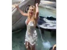 Valeria Marini fa il bagno nella Barcaccia: Daspo e multa | Video