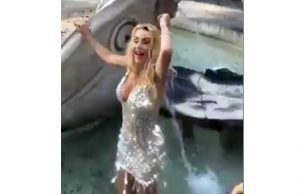 Valeria Marini fa il bagno nella Barcaccia: Daspo e multa | Video