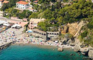 Albisola Superiore, frana in spiaggia: 5 turisti leggermente feriti Albisola Superiore, frana in spiaggia: 5 turisti leggermente feriti