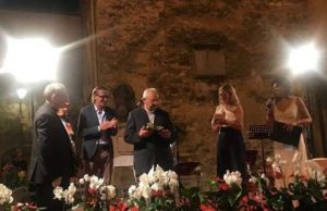 Albenga consegna a Monsignor Gandolfo il Premio del Leoni