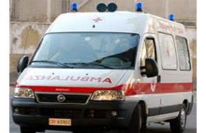 Auto urta ciclista ad Albenga, grave al Santa Corona Sampierdarena, si vuole lanciare dal quarto piano: poliziotti lo salvano