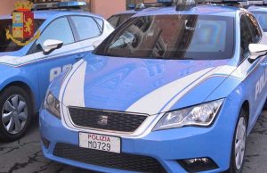 Addetto alla sicurezza con manganello telescopico e manette denunciato dalla polizia