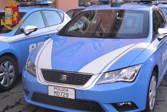 Addetto alla sicurezza con manganello telescopico e manette denunciato dalla polizia