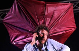 Maurizio Lastrico: nemmeno la pioggia lo ferma e gli spettacoli in Liguria continuano