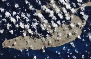 Una nuova isola fatta di pietra pomice naviga nel Pacifico