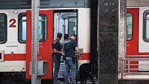Alassio, capotreno aggredito da africano: salvato da due colleghi. Intervento Polfer