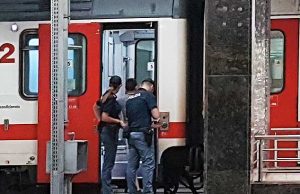 Alassio, capotreno aggredito da africano: salvato da due colleghi. Intervento Polfer Alassio, capotreno aggredito da africano: salvato da due colleghi. Intervento Polfer