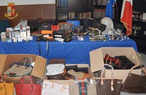 Maxi sequestro di merci contraffatte al mercato di Ventimiglia