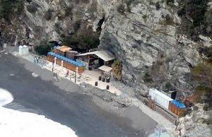 Cassonetti giù dalla scogliera a Bergeggi, 17enne accusato di omicidio