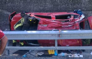 Altro incidente sulla A6: auto salta guardrail e si ribalta | Foto