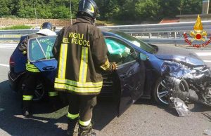 Incidente su A6: auto contro spartitraffico | Foto