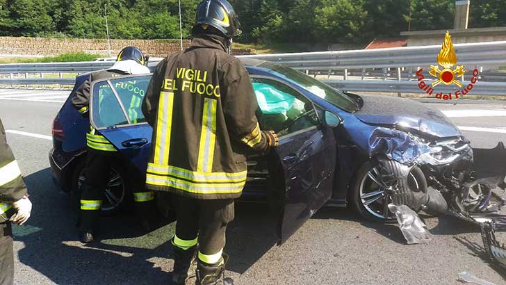 Incidente su A6: auto contro spartitraffico | Foto