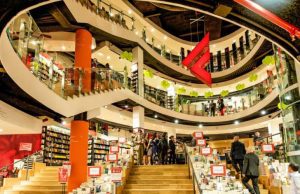 La Feltrinelli festeggia 60 anni di presenza a Genova