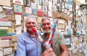 Ad Albenga Giusto dona una fionda slovena ai Fieui di Caruggi