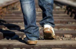 Romeno ubriaco cammina sui binari e ferma treni: arrestato Loano, si sdraia sui binari: salvato dai carabinieri