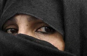 Lascia marito violento, cacciata dalla famiglia perché impura: arriva a Imperia