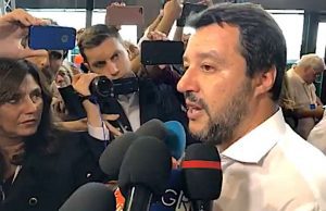 Salvini al Nautico: mai Renzi e con Di Maio emmo za dæto. Votare votare votare