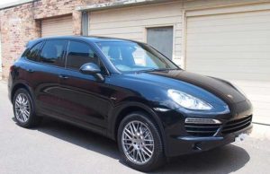 Marocchino ventenne tenta furto di una Porsche Cayenne: preso dalla polizia