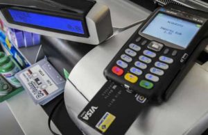 Tassa sui contanti, carte e bancomat commissioni fino al 9% Mezz’ora di blackout per i pos, genera tensione nei supermercati