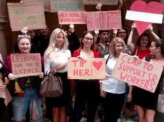 Donne contro donne: lo strip club rimane aperto. Lavoratrici esultano, femministe ko