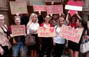 Donne contro donne: lo strip club rimane aperto. Lavoratrici esultano, femministe ko