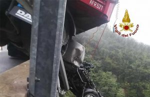 Camion rimane in bilico nel vuoto su viadotto della A6